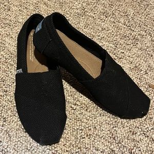 Toms, black, 8 women